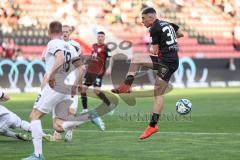 3. Liga; FC Ingolstadt 04 - SV Waldhof Mannheim; Ognjen Drakulic (30, FCI) Torschuß Abpraller Jans Laurent (18 SVWM)