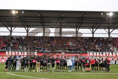 3. Liga; FC Ingolstadt 04 - SG Dynamo Dresden; Sieg Jubel Freude Spieler bedanken sich bei den Fans Tanzen Humba, Fan Fankurve Banner Fahnen Spruchband