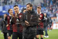 2.BL; Hamburger SV - FC Ingolstadt 04; Niederlage, hängende Köpfe 3:0, Spieler bedanken sich bei den Fans, Michael Heinloth (17, FCI) Dominik Franke (3 FCI)