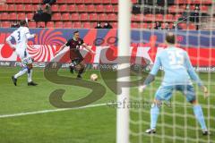 2.BL; FC Ingolstadt 04 - Karlsruher SC; Marcel Gaus (19, FCI) Gordon Daniel (3 KSC) Torwart Gersbeck Marius (35 KSC)