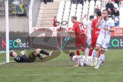 3. Liga; Rot-Weiss Essen - FC Ingolstadt 04; Torwart Golz Jakob (1 RWE) hält Kopfball von Sebastian Grönning (11, FCI) geht an Pfosten David Kopacz (29, FCI) ärgert sich