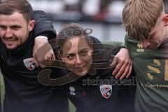 3. Liga; SC Verl - FC Ingolstadt 04; Cheftrainerin Sabrina Wittmann (FCI) holt die Mannschaft zusammen, Teambesprechung auf dem Feld, Sieg 1:4
