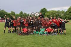 Relegation 2 - U17 - SSV Jahn Regensburg - FC Ingolstadt 04 - Spiel ist aus, 1:1 Ingolstadt steigt in die Bundesliga U17 auf, Jubel Party Feier, Team läuft aufs Spielfeld zum Gratulieren, Gruppenfoto mit Betreuer, Aufstieg