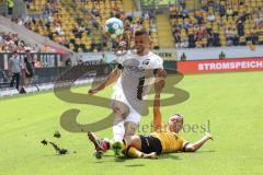 2.BL; Dynamo Dresden - FC Ingolstadt 04, Zweikampf Stefan Kutschke (30, FCI) Löwe Chris (15 DD)