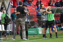 DFB Pokal; FC Ingolstadt 04 - Erzgebirge Aue; Sieg 2:1, Cheftrainer Roberto Pätzold (FCI) gratuliert Sportmanager Malte Metzelder (FCI)