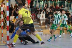 Lotto Bayern Hallencup - Saison 2024/25 - SV Manching - FC Hitzhofen/Oberzell- Thomas Geisler TW Manching  - Tobias Dietze gelb Hitzhofen - Foto: Meyer Jürgen