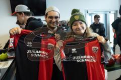 3. Liga; FC Ingolstadt 04 - FC Viktoria Köln; SchanzenGeber-Spieltag, großer Andrang Sondertrikot-Verkauf Fanshop, Zusammen Schanzer Slogan