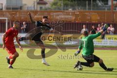 Kreispokal - Saison 2025/26- SV Eitensheim- TSV Gaimersheim  - Florian Trini rot Eitensheim - Domenic Raimann schwarz Gaimersheim - Lukas Strasse Torwart Eitensheim - Foto: Meyer Jürgen