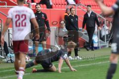 3. Liga; FC Ingolstadt 04 - VfL Osnabrück; Cheftrainerin Sabrina Wittmann (FCI) Co-Trainer Fabian Reichler (FCI) an der Seitenlinie, Spielerbank enttäuscht