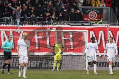 3. Liga; SV Wehen Wiesbaden - FC Ingolstadt 04; 4. Tor für Wiesbaden, Torwart Marius Funk (1, FCI) enttäuscht im Tor