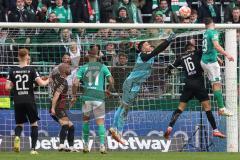 2.BL; SV Werder Bremen - FC Ingolstadt 04; Torwart Dejan Stojanovic (39 FCI) boxt den Ball weg von Nicolai Rapp (23 Bremen) Visar Musliu (16, FCI) Niclas Füllkrug (11 Bremen) Nico Antonitsch (5, FCI) Christian Gebauer (22, FCI)