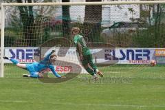 Landesliga - Saison 2024/25 - SV Manching - FC Kempten - Rainer Meisinger (Nr.8 - SV Manching) mit einem Abseitstor - Siebken Christoph Torwart Kempten - Foto: Meyer Jürgen