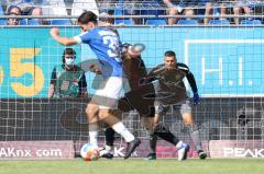 2.BL; SV Darmstadt 98 - FC Ingolstadt 04 - Auf der Hut Torwart Fabijan Buntic (24, FCI), Arslan Ensar (39 SVD)