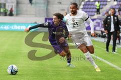 3. Liga; Erzgebirge Aue - FC Ingolstadt 04; Zweikampf Kampf um den Ball Leon Guwara (6, FCI) Danhof Tim (2 Aue)
