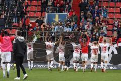 3. Liga; FC Ingolstadt 04 - SpVgg Unterhaching; Sieg Jubel Freude Spieler bedanken sich bei den Fans 3:0