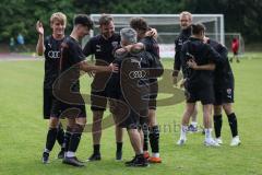 Relegation 2 - U17 - SSV Jahn Regensburg - FC Ingolstadt 04 - Spiel ist aus, 1:1 Ingolstadt steigt in die Bundesliga U17 auf, Jubel Party Feier, Team läuft aufs Spielfeld zum Gratulieren, Davide Sekulovic (7 FCI)