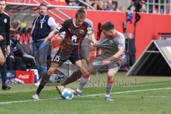 2.BL; FC Ingolstadt 04 - SC Paderborn 07; Filip Bilbija (35, FCI) Zweikampf Kampf um den Ball Muslija Florent (30 SCP)