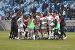 3.Liga - Saison 2022/2023 - 1. FC Saarbrücken - FC Ingolstadt 04 - Die Mannschaft bildet einen Kreis nach dem Spiel - Tanzen - Foto: Meyer Jürgen