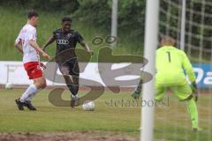 Relegation 2 - U17 - SSV Jahn Regensburg - FC Ingolstadt 04 - Michael Udebuluzor (25 FCI) Angriff, Niklas Heiniger (4 SSV) und Torwart Milan Herczig (1 SSV)