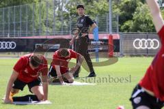 2. Bundesliga - FC Ingolstadt 04 - Trainingsauftakt mit neuem Trainerteam - Cheftrainer Roberto Pätzold (FCI) überprüft beim Training