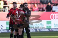 3. Liga; FC Ingolstadt 04 - Borussia Dortmund II; Niederlage, hängende Köpfe Cheftrainer Guerino Capretti (FCI) tröstet Pascal Testroet (37, FCI)