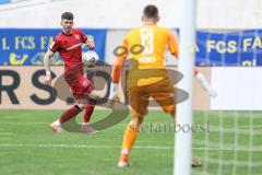 3. Liga; 1. FC Saarbrücken - FC Ingolstadt 04; Torchance verpasst Linus Rosenlöcher (19, FCI) Torwart Menzel Phillip (13 FCS)