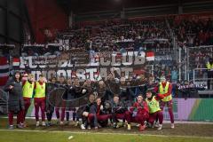 3. Liga; SSV Jahn Regensburg - FC Ingolstadt 04;  Sieg Jubel Freude Spieler bedanken sich bei den Fans Gruppenfoto