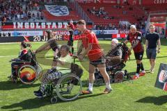 3. Liga; FC Ingolstadt 04 - VfB Lübeck; Sieg Jubel Freude nach dem Spiel Spieler bedanken sich bei den Fans, Rollstuhlfahrer Sebastian Grönning (11, FCI) Max Dittgen (10, FCI)