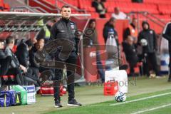 3. Liga; FC Ingolstadt 04 - SC Verl; Cheftrainer Michael Köllner (FCI) an der Seitenlinie, Spielerbank sprachlos