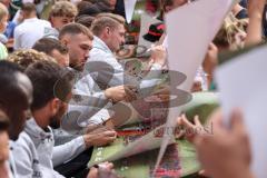 3. Liga; FC Ingolstadt 04 - offizielle Mannschaftsvorstellung auf dem Ingolstädter Stadtfest, Rathausplatz; Autogrammstunde für die Fans, Max Dittgen (10, FCI) Maximilian Neuberger (38, FCI)