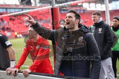 3. Liga; FC Ingolstadt 04 - VfL Osnabrück; Niederlage, hängende Köpfe die Mannschaft vor den Fans, Ehrenrunde mit Cheftrainer Guerino Capretti (FCI) macht eine Ansage zu den Fans