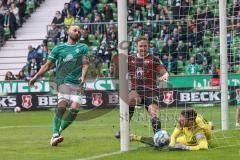 2.BL; SV Werder Bremen - FC Ingolstadt 04; Tor Jubel Treffer Ausgleich für FCI 1:1 durch Filip Bilbija (35, FCI), Marcel Gaus (19, FCI) laufen mit dem Ball ins Tor Ömer Toprak (21 Bremen) Torwart Jirí Pavlenka (1 Bremen)