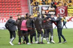 3. Liga; FC Ingolstadt 04 - SG Dynamo Dresden; Sieg Jubel Freude Cheftrainer Michael Köllner (FCI) Jannik Mause (7, FCI) Benjamin Kanuric (8, FCI) Leon Guwara (6, FCI) #