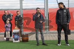 2024_2_17 - Saison 2023/24 - AUDI-Schanzer Amateur Cup - SV Hundszell - FC Gerolfing - Finale - Siegerehrung -  Lukas Fröde (Nr.34 - FC Ingolstadt 04) rechts - Christopher Nussbaum AUDI Vertretung links - Foto: Meyer Jürgen