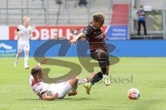 2.BL; FC Ingolstadt 04 - 1. FC Nürnberg - Zweikampf Hawkins Jaren (20 FCI) gegen Krauß Tom (14 , 1.FCN)