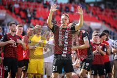 3. Liga; FC Ingolstadt 04 - VfB Lübeck; Verabschiedung Tobias Schröck (21, FCI) weint mit Sohn im Arm, Team