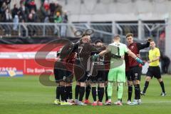 3. Liga; TSV 1860 München - FC Ingolstadt 04; vor dem Spiel Teambesprechung Kreis Runde, Simon Lorenz (32, FCI)