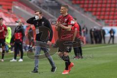 3. Liga - FC Ingolstadt 04 - TSV 1860 München - Spieler bedanken sich bei den Fans die im Stadion sein durften, Stefan Kutschke (30, FCI) Pressesprecher Oliver Samwald (FCI)