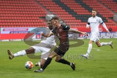 2.BL; FC Ingolstadt 04 - SV Darmstadt 98; Zweikampf Kampf um den Ball Florian Pick (26 FCI) Pfeiffer Patric (5 SVD)