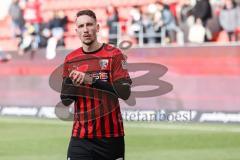 3. Liga; FC Ingolstadt 04 - VfL Osnabrück; Niederlage, hängende Köpfe, Spieler bedanken sich bei den Fans, klatschen, Kapitän Tobias Schröck (21, FCI)