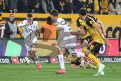 3. Liga; Dynamo Dresden - FC Ingolstadt 04; Zweikampf Kampf um den Ball Dennis Borkowski (7, FCI) Kammerknecht Claudio (15 DD) Bünning Lars (23 DD) Deniz Zeitler (38, FCI)