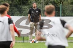 3. Liga; FC Ingolstadt 04 - Trainingslager Südtirol, Sportmanager Malte Metzelder (FCI) sieht beim Training zu