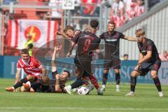 3. Liga - Saison 2025/26 - Energie Cottbus - FC Ingolstadt 04  - Lukas Fröde (Nr.34 - FC Ingolstadt 04) - Mads Borchers (Nr.9 - FC Ingolstadt 04) - Jonas Hofmann (Nr.6 - FC Energie Cottbus) - Foto: Meyer Jürgen