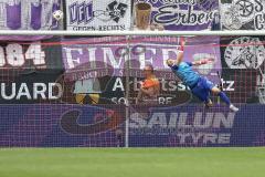 3. Liga; FC Ingolstadt 04 - VfL Osnabrück; Torwart Kai Eisele (25, FCI) in der Luft