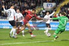 3. Liga; SSV Ulm - FC Ingolstadt 04; Torchance verpasst Marcel Costly (22, FCI) Mazagg Lukas (27 Ulm) Bazzoli Luca (18 Ulm) Torwart Schmitt Max (1 Ulm)