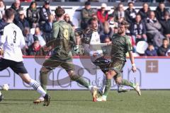 3. Liga; SC Verl - FC Ingolstadt 04; Zweikampf Kampf um den Ball Stöcker Michel (24 Verl) Yannick Deichmann (20, FCI) Tim Heike (9, FCI)