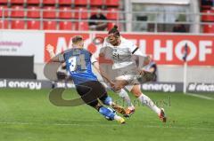 3. Liga; FC Ingolstadt 04 - 
Arminia Bielefeld; Leon Guwara (6, FCI) Putaro Leandro (34 AB) Zweikampf Kampf um den Ball