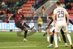 3. Liga; FC Ingolstadt 04 - Erzgebirge Aue; lupft den Ball Pascal Testroet (37, FCI) Rosenlöcher Linus (29 Aue)