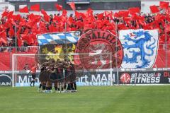3. Liga; TSV 1860 München - FC Ingolstadt 04; Team vor den Ingolstadt Fans Fan Fankurve Banner Fahnen Spruchband