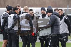 3. Liga; FC Ingolstadt 04 - Neuer Trainer Cheftrainer Guerino Capretti (FCI), erstes Training Besprechung am Platz mit dem Team, Spielzüge Strategie Pascal Testroet (37, FCI) Tobias Bech (11, FCI) David Kopacz (29, FCI) David Udogu (47, FCI) Calvin Bracke